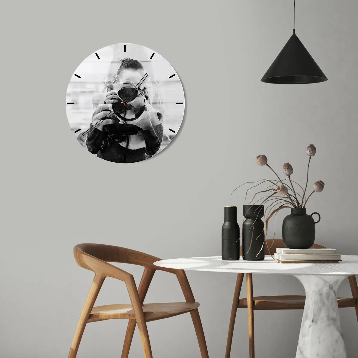 Ceas de perete - Ceas pe sticlă - Femeie cu un aparat foto într-o expunere dublă artistică - 30x30cm - Creator și material - Decorațiune modernă pentru perete pentru living, bucătărie și dormitor ARTTOR