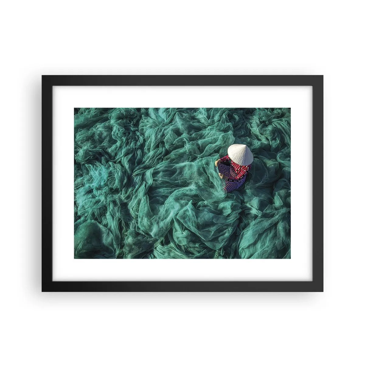 Poster în ramă neagră - Într-o mare de rețea - 40x30 cm