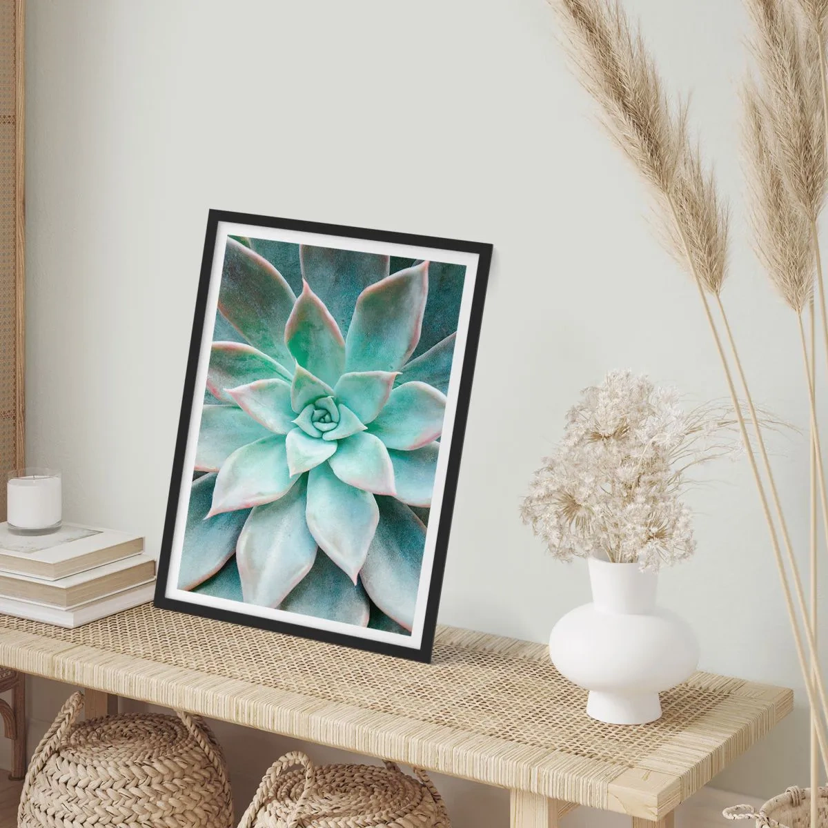 Poster în ramă neagră - Un prim-plan al frunzelor simetrice ale unei suculente în nuanțe de verde. - 50x70cm - Inima deșertului - Decorațiune modernă pentru perete pentru living și dormitor ARTTOR