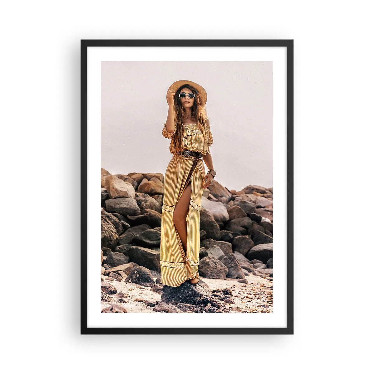 Poster în ramă neagră - Femeie elegantă într-o rochie boho pe un fundal stâncos - 50x70cm - Magia pietrelor - Decorațiune modernă pentru perete pentru living și dormitor ARTTOR