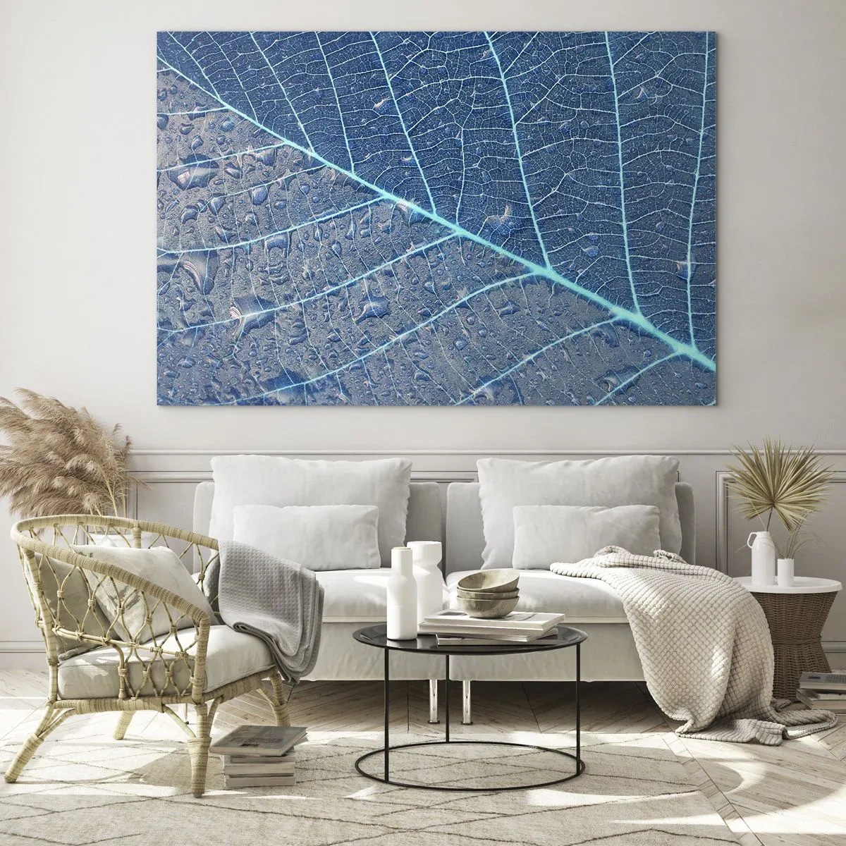 Tablou pe sticlă - Fotografie macro a unei frunze cu picături de apă în nuanțe de albastru - 70x50cm - Viața în albastru - Decorațiune modernă pentru perete pentru living și dormitor ARTTOR