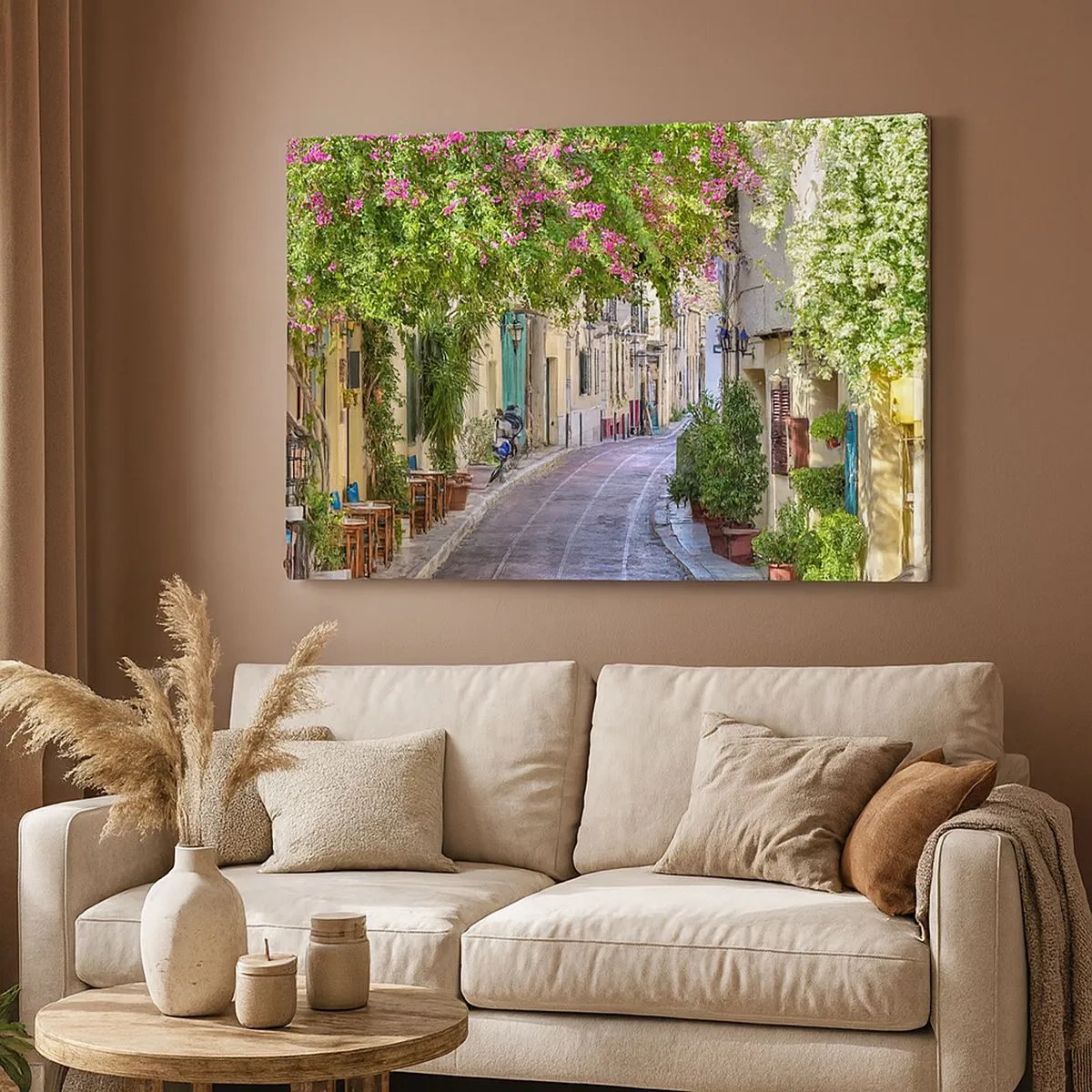 Tablou pe pânză Canvas - O stradă fermecătoare cu viță de vie înflorită și mese de cafenea - 70x50cm - Alee înfloritoare - Decorațiune modernă pentru perete pentru living și dormitor ARTTOR