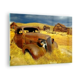 Tablou pe sticlă - O mașină de epocă pe fundalul unui sat pustiu - 70x50cm - O odihnă binemeritată - Decorațiune modernă pentru perete pentru living și dormitor ARTTOR