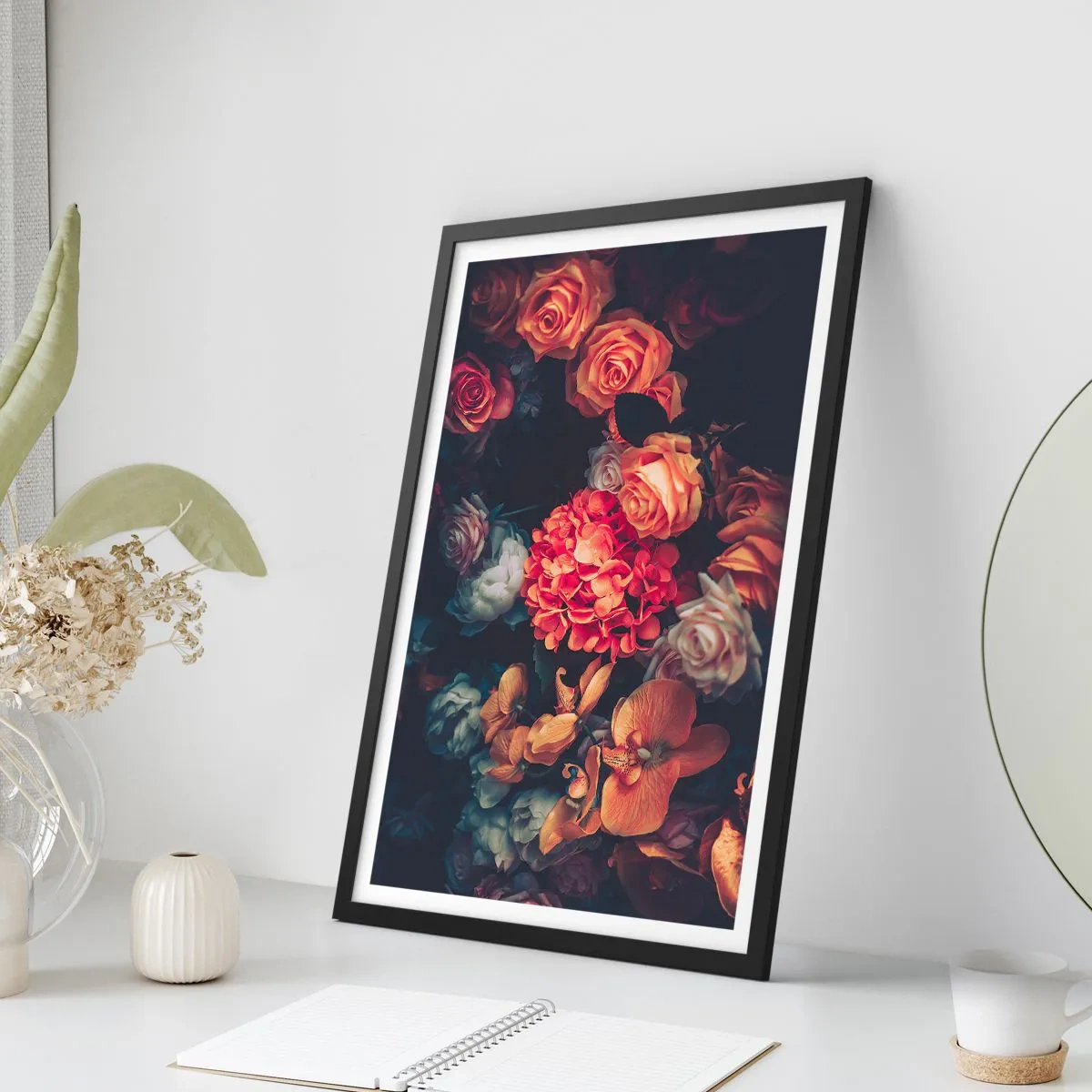 Poster în ramă neagră - O compoziție de flori închise la culoare cu o notă de estetică barocă - 50x70cm - Ca la maeștri olandezi - Decorațiune modernă pentru perete pentru living și dormitor ARTTOR