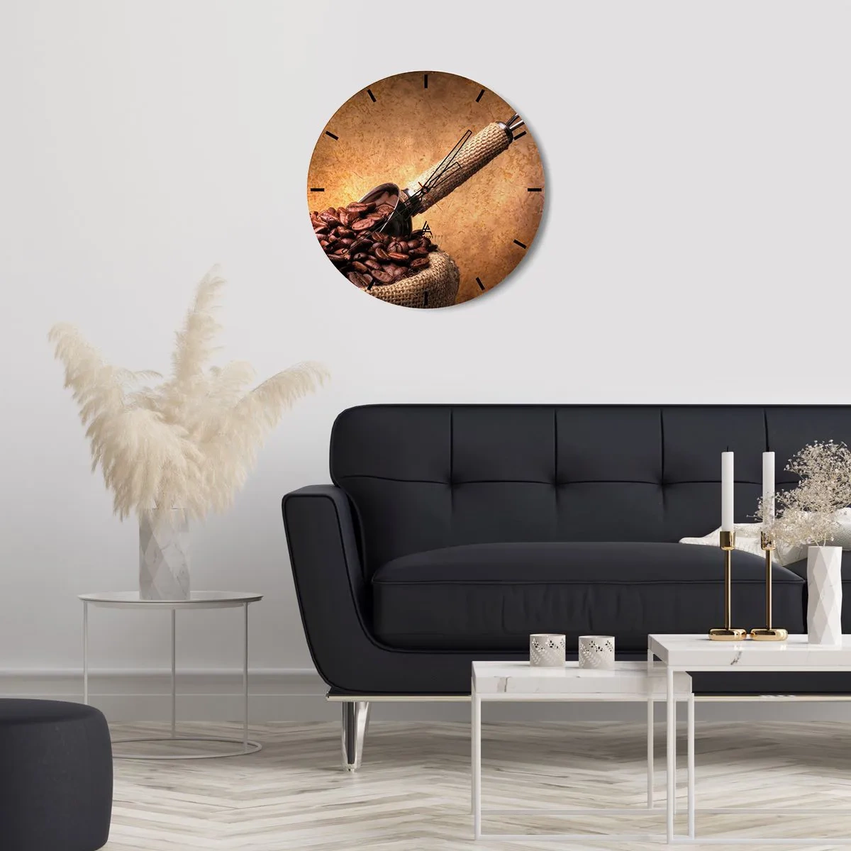 Ceas de perete - Ceas pe sticlă - Boabe de cafea într-o pungă cu o cană de măsurat pe un fundal maro - 30x30cm - La sursa gustului - Decorațiune modernă pentru perete pentru living, bucătărie și dormitor ARTTOR