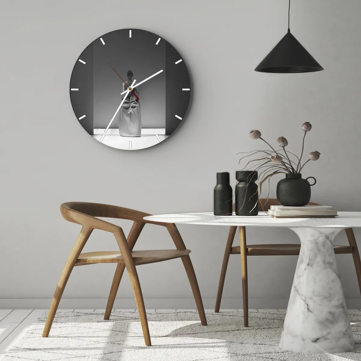 Ceas de perete - Ceas pe sticlă - Sculptură alb-negru a unei femei într-un spațiu minimalist - 30x30cm - Simplitate sofisticată - Decorațiune modernă pentru perete pentru living, bucătărie și dormitor ARTTOR