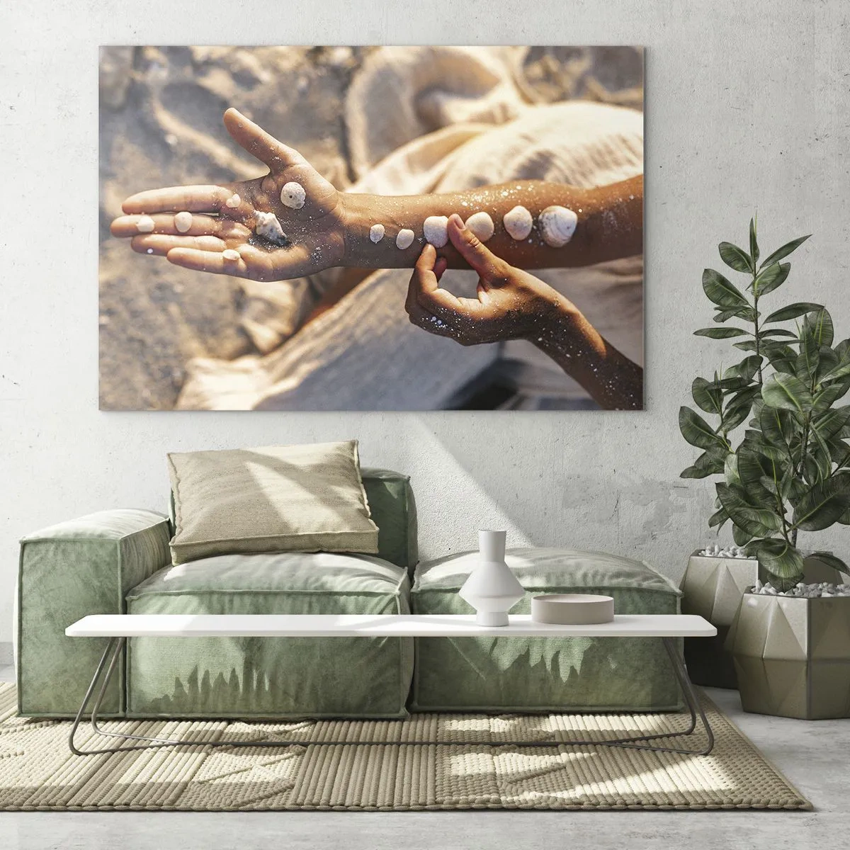 Tablou pe sticlă - Mâinile unui copil cu scoici pe un fundal de nisip și material textil - 70x50cm - Frumusețe la îndemână - Decorațiune modernă pentru perete pentru living și dormitor ARTTOR