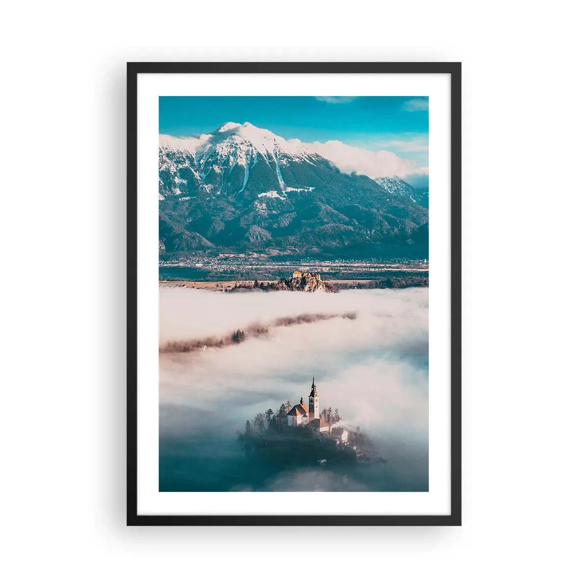 Poster în ramă neagră - O biserică pe o insulă înconjurată de ceață, cu un fundal muntos - 50x70cm - Începutul unui basm - Decorațiune modernă pentru perete pentru living și dormitor ARTTOR