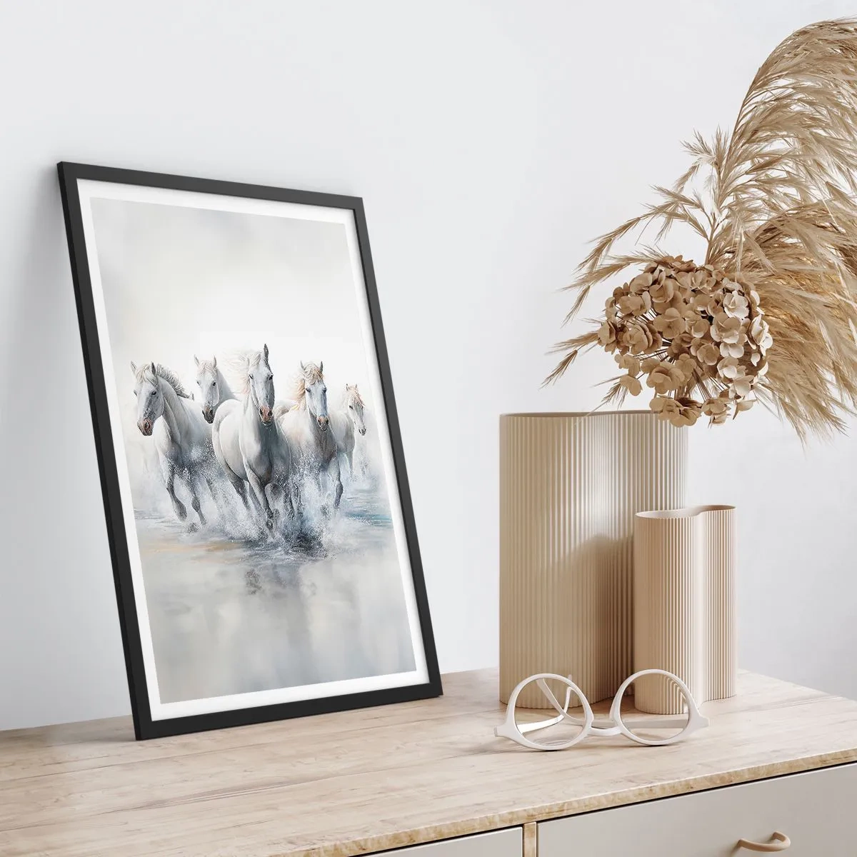 Poster în ramă neagră - Cai albi galopând prin apă într-un cadru dinamic - 50x70cm - Magie albă - Decorațiune modernă pentru perete pentru living și dormitor ARTTOR