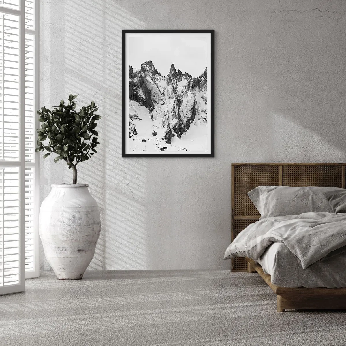 Poster în ramă neagră - Un peisaj montan accidentat în alb și negru - 50x70cm - Amenințarea crestei de granit - Decorațiune modernă pentru perete pentru living și dormitor ARTTOR