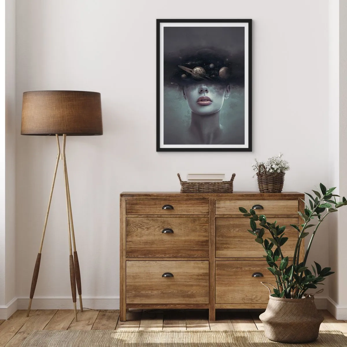 Poster în ramă neagră - Portretul misterios al unei femei cu planete în spațiu - 50x70cm - Și planetele o iau razna... - Decorațiune modernă pentru perete pentru living și dormitor ARTTOR