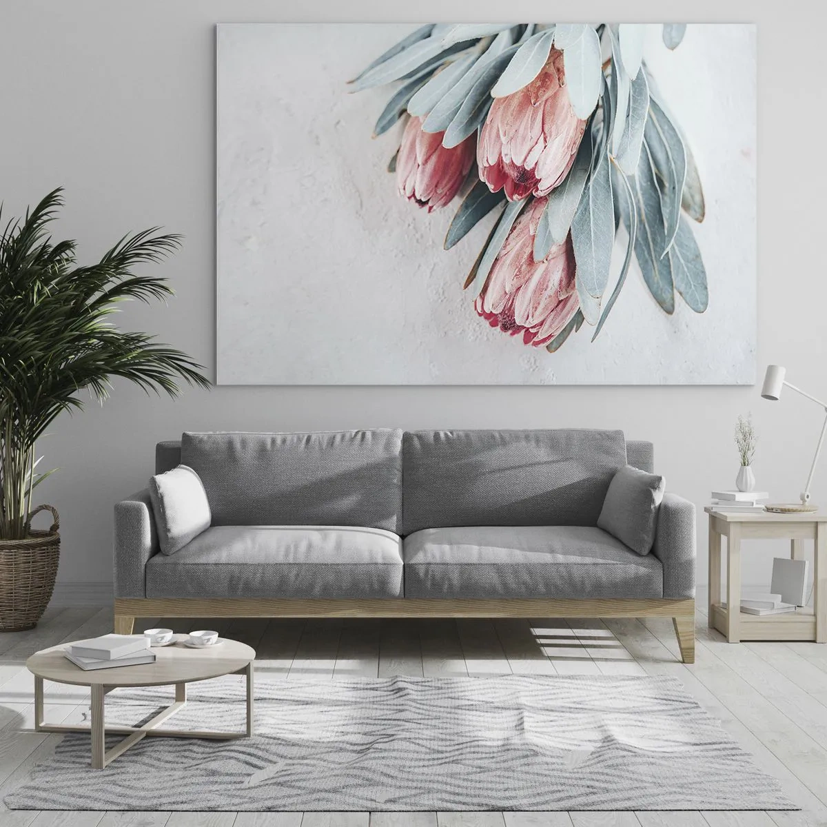 Tablou pe sticlă - Trei flori pastelate de protea cu frunze pe un fundal deschis - 70x50cm - Rușinate de propria lor frumusețe - Decorațiune modernă pentru perete pentru living și dormitor ARTTOR