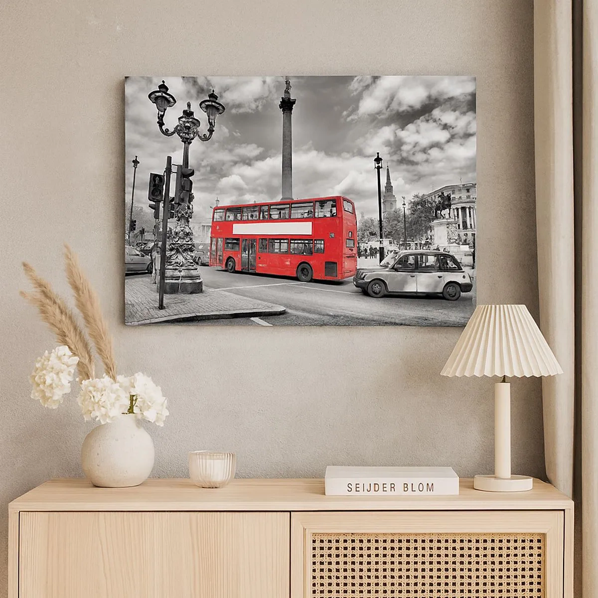 Tablou pe pânză Canvas - Un autobuz roșu cu etaj pe fundalul unui oraș alb-negru - 70x50cm - Adevărata forță vitală a orașului - Decorațiune modernă pentru perete pentru living și dormitor ARTTOR