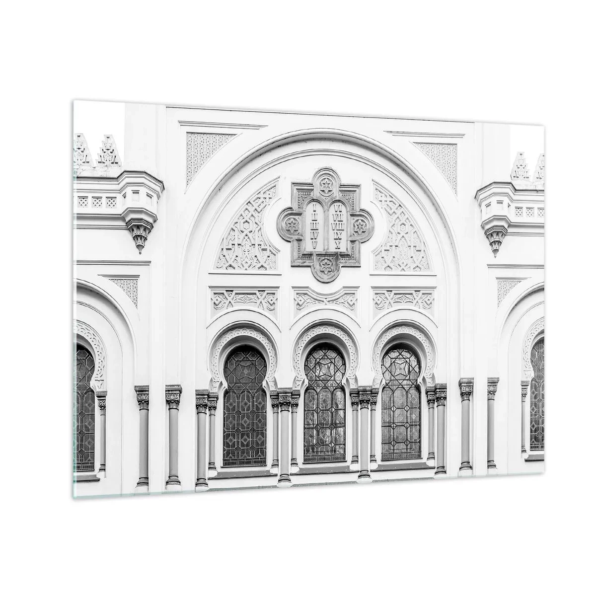 Tablou pe sticlă - Fațada unei clădiri istorice cu ferestre și detalii decorative - 70x50cm - La granița dintre culturi - Decorațiune modernă pentru perete pentru living și dormitor ARTTOR