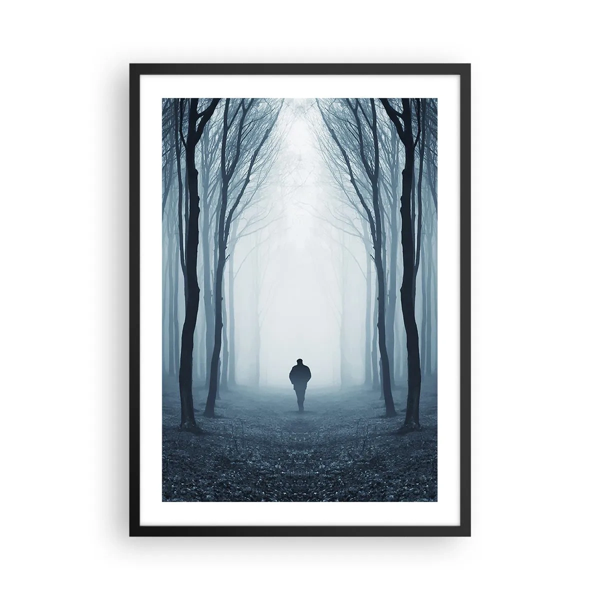 Poster în ramă neagră - Un bărbat într-o pădure învăluită în ceață, înconjurat de copaci - 50x70cm - Și totul este simplu și clar - Decorațiune modernă pentru perete pentru living și dormitor ARTTOR