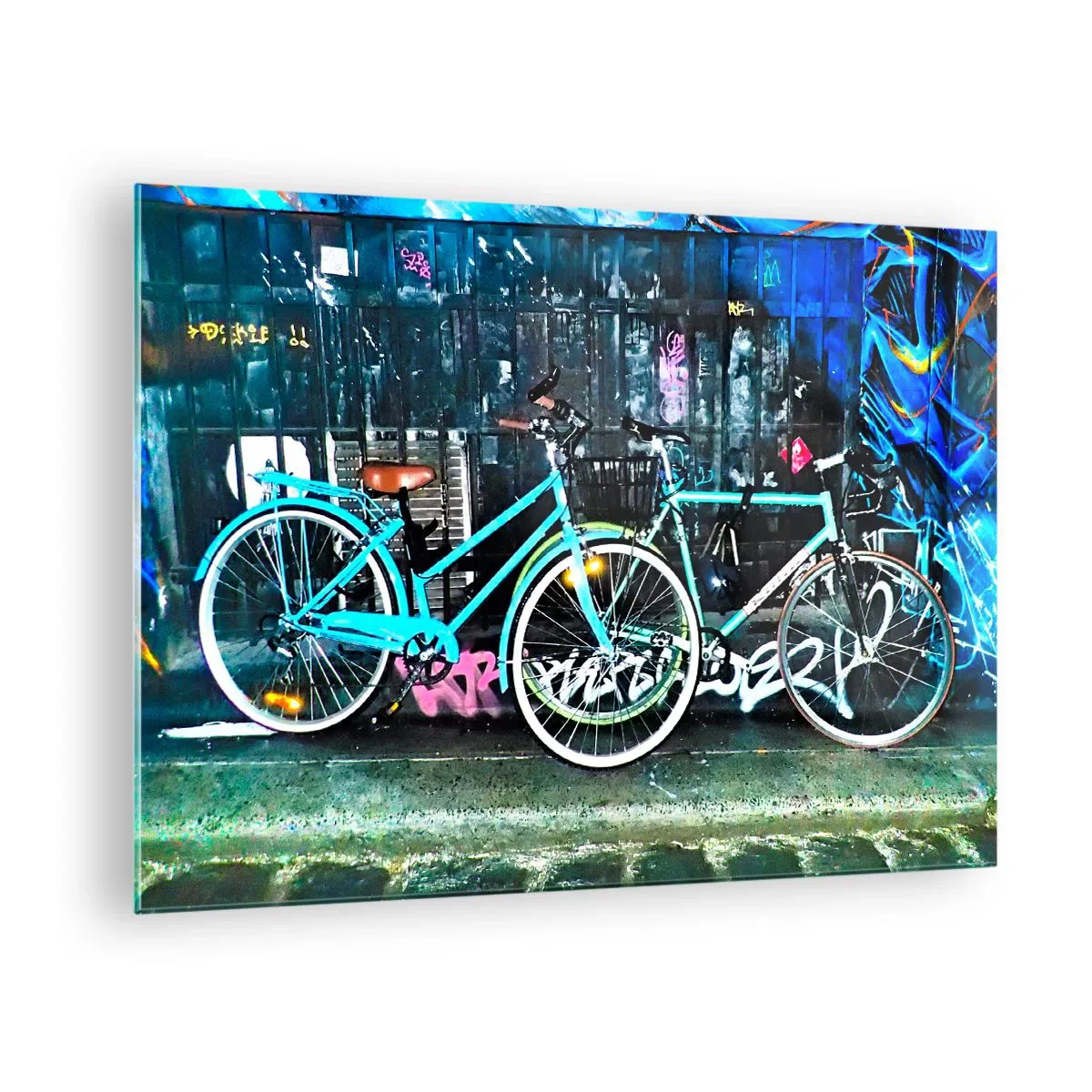 Tablou pe sticlă - O bicicletă de oraș pe fundalul graffiti-urilor și al atmosferei neon - 70x50cm - Orașul strigă - Decorațiune modernă pentru perete pentru living și dormitor ARTTOR