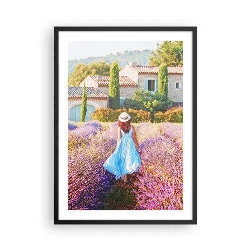 Poster în ramă neagră - O femeie într-o rochie albastră se plimbă printr-un câmp de lavandă. - 50x70cm - Fata de lavandă - Decorațiune modernă pentru perete pentru living și dormitor ARTTOR