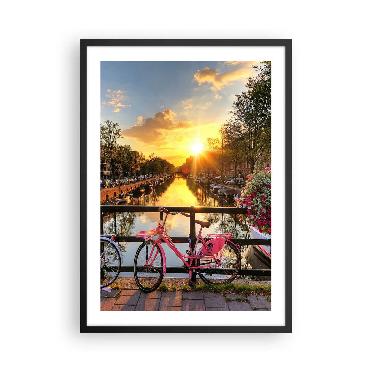 Poster în ramă neagră - O bicicletă roz pe un pod peste un canal la apus - 50x70cm - Dimineața de primăvară în Amsterdam - Decorațiune modernă pentru perete pentru living și dormitor ARTTOR