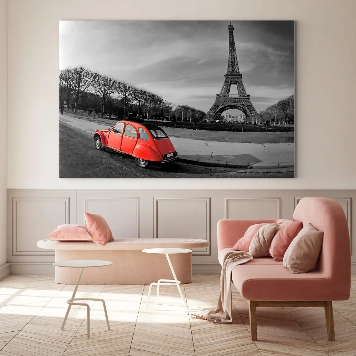 Tablou pe sticlă - O mașină roșie cu Turnul Eiffel în fundal într-un cadru alb-negru - 70x50cm - Mai pariziană decât Parisul însuși - Decorațiune modernă pentru perete pentru living și dormitor ARTTOR