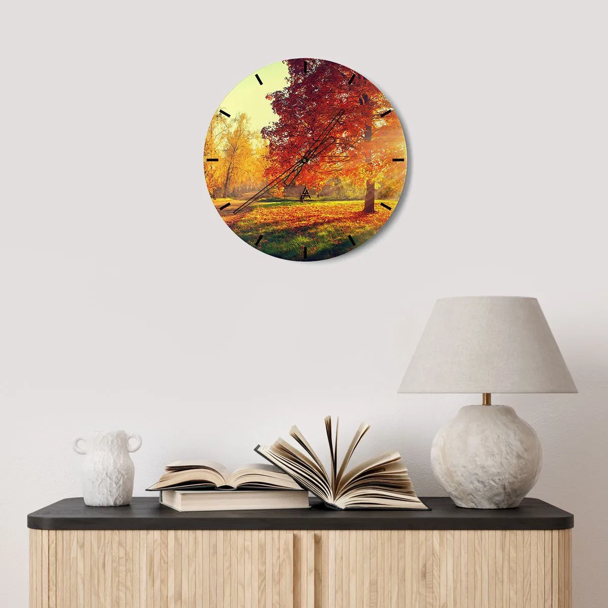 Ceas de perete - Ceas pe sticlă - Peisaj de toamnă cu un copac cu frunze roșii în parc - 30x30cm - Roșcatul este frumos - Decorațiune modernă pentru perete pentru living, bucătărie și dormitor ARTTOR