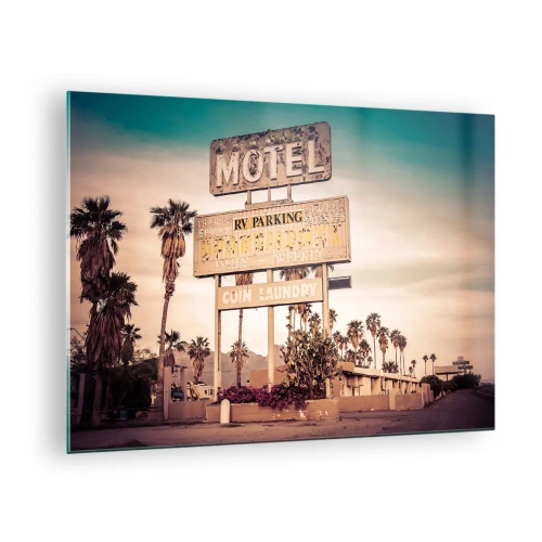 Tablou pe sticlă - Un vechi semn de motel înconjurat de palmieri creează o atmosferă retro - 70x50cm - Timpul s-a oprit aici - Decorațiune modernă pentru perete pentru living și dormitor ARTTOR