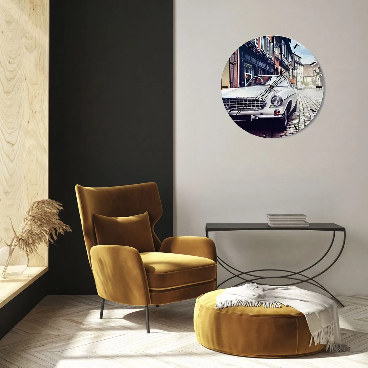 Ceas de perete - Ceas pe sticlă - O mașină clasică pe o stradă pietruită înconjurată de case de tip bloc - 30x30cm - Trecutul este astăzi - Decorațiune modernă pentru perete pentru living, bucătărie și dormitor ARTTOR