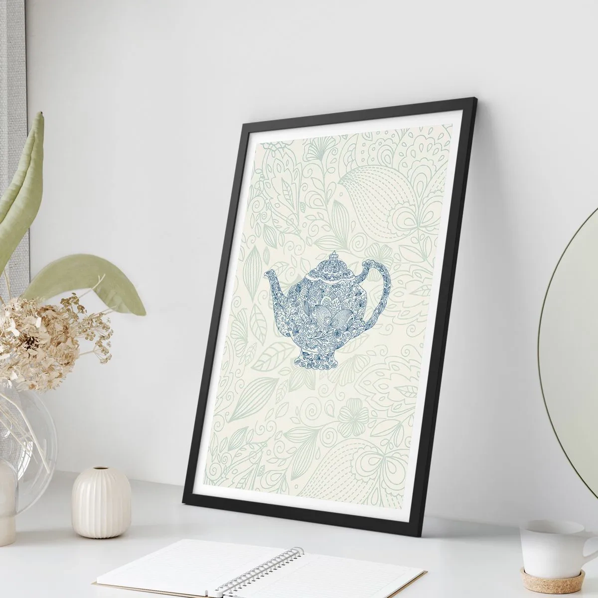 Poster în ramă neagră - O ilustrație decorativă a unui ceainic cu un model subtil pe un fundal deschis la culoare. - 50x70cm - Farmecul ceaiului - Decorațiune modernă pentru perete pentru living și dormitor ARTTOR