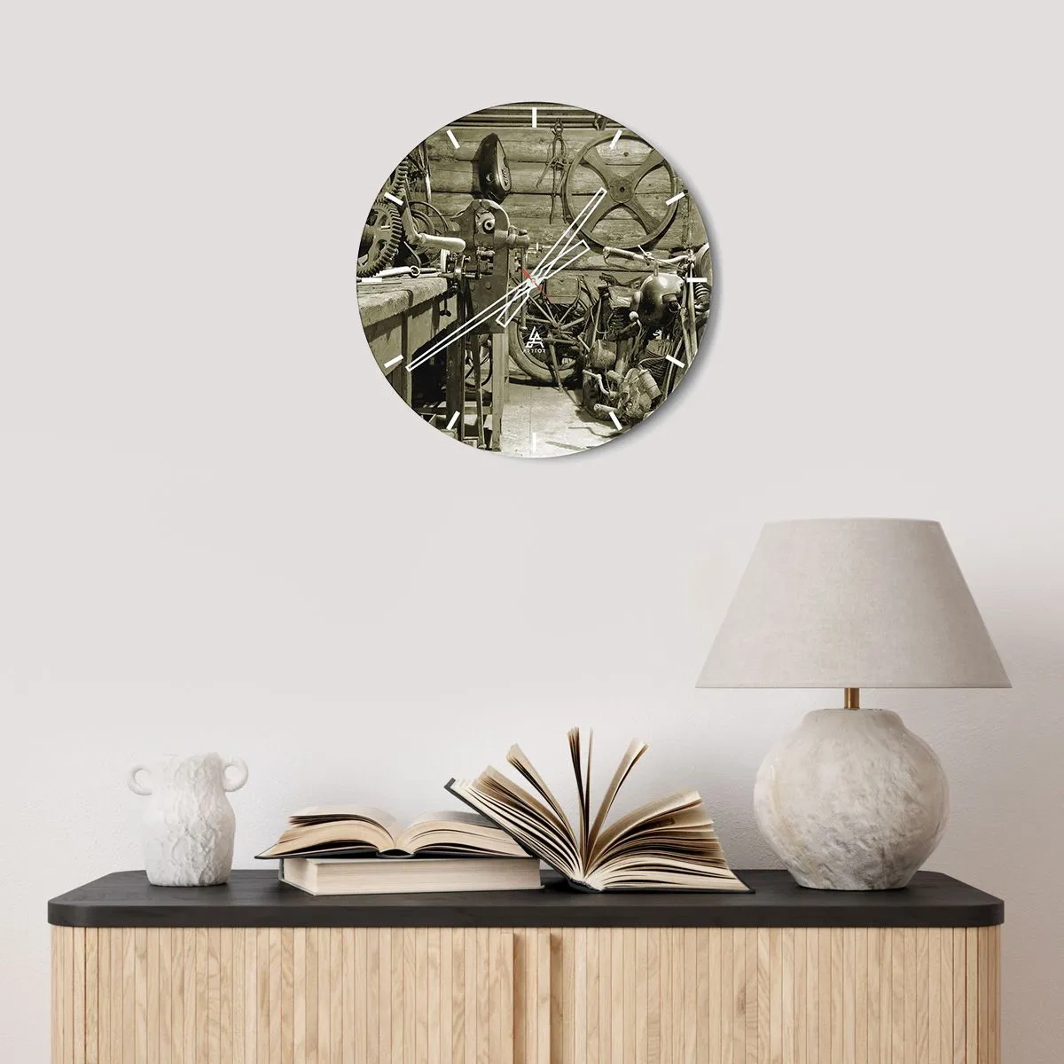 Ceas de perete - Ceas pe sticlă - Un atelier cu unelte, roți și un perete de lemn în fundal - 30x30cm - În șopronul unchiului Vlad - Decorațiune modernă pentru perete pentru living, bucătărie și dormitor ARTTOR