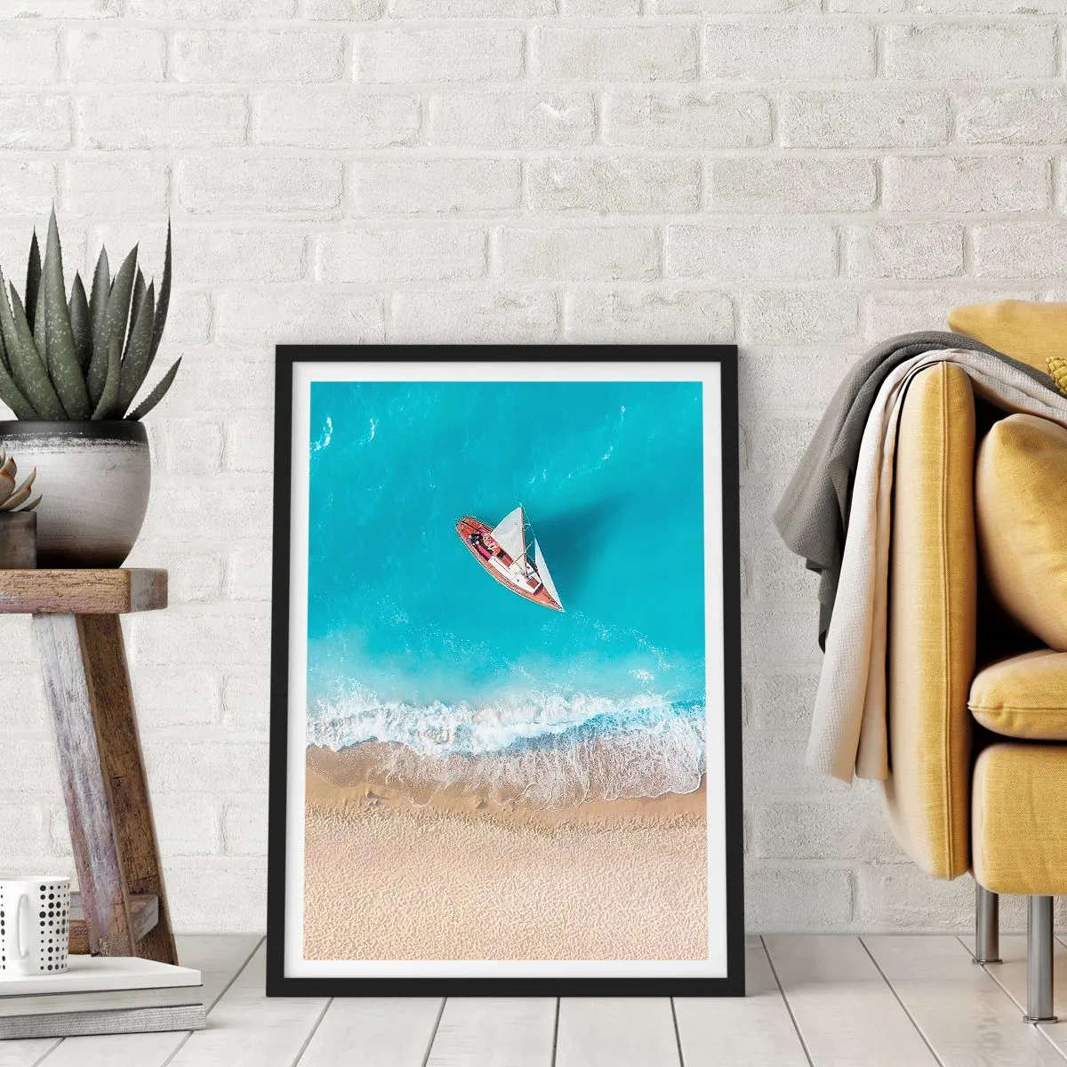 Poster în ramă neagră - Un iaht pe malul mării albastre de pe coastă - 50x70cm - La frontieră dintre albastru și auriu - Decorațiune modernă pentru perete pentru living și dormitor ARTTOR
