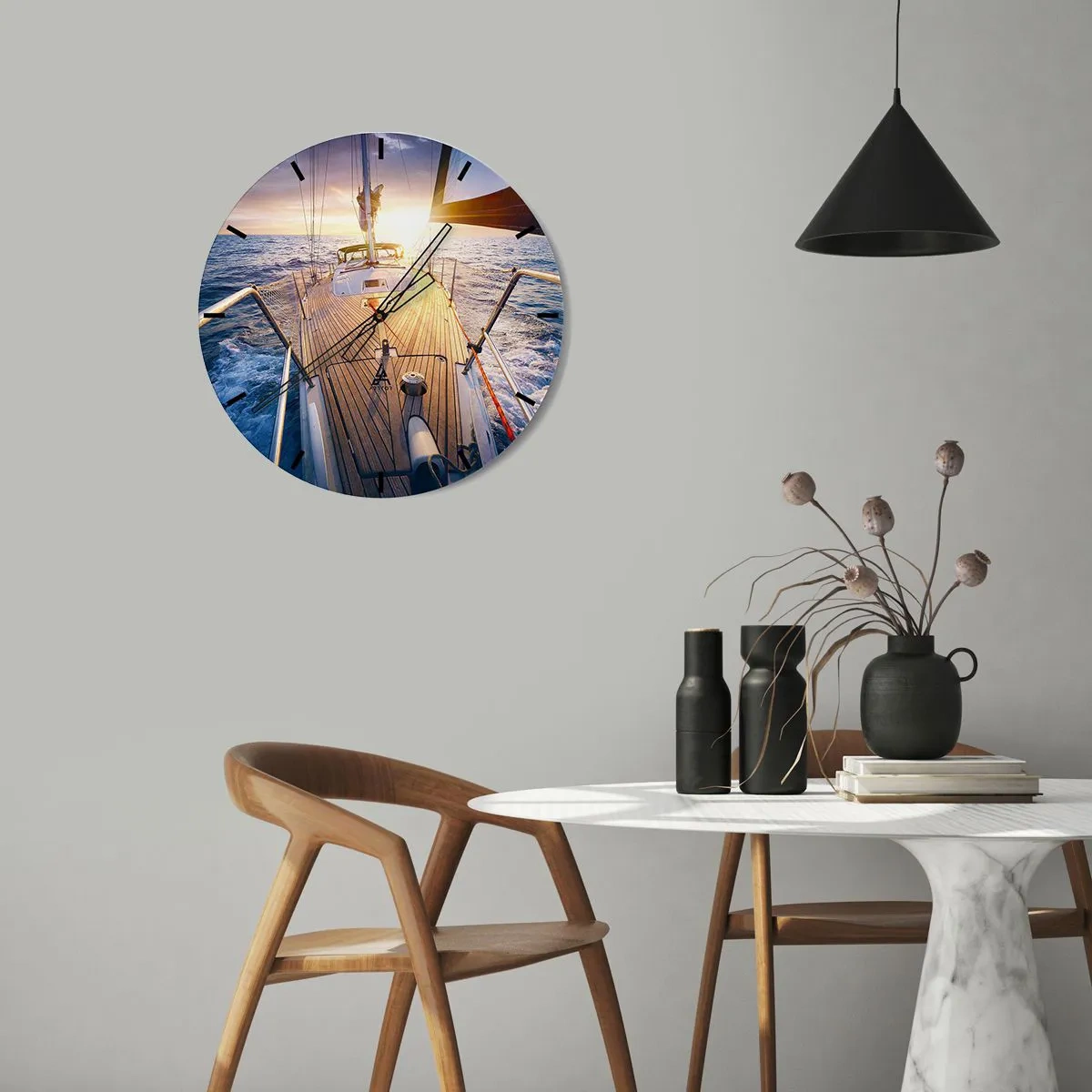 Ceas de perete - Ceas pe sticlă - Un iaht în largul mării, luminat de razele soarelui care apune - 30x30cm - Alergând pe valuri - Decorațiune modernă pentru perete pentru living, bucătărie și dormitor ARTTOR