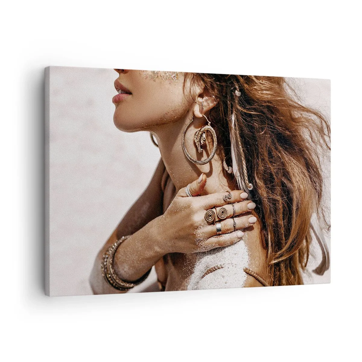 Tablou pe pânză Canvas - Femeie elegantă cu bijuterii pe un fundal de nisip deschis - 70x50cm - Regina plajei sălbatice - Decorațiune modernă pentru perete pentru living și dormitor ARTTOR