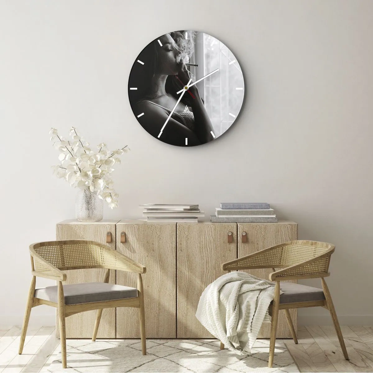 Ceas de perete - Ceas pe sticlă - O femeie fumând o țigară lângă fereastră, în alb și negru - 30x30cm - Un moment senzual - Decorațiune modernă pentru perete pentru living, bucătărie și dormitor ARTTOR