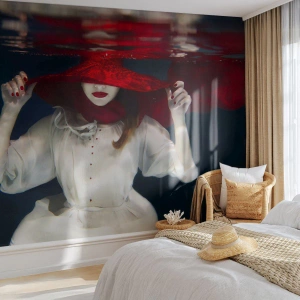 Tapet Standard Eco - O femeie cu o pălărie roșie sub apă, într-un decor misterios. - 100x70cm - Frumoasa fantomă - Decorațiune modernă pentru perete pentru living și dormitor ARTTOR