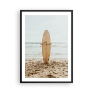 Poster în ramă neagră - persoană ținând o placă de surf pe o plajă, cu vedere la mare. - 50x70cm - Din dragoste pentru valuri - Decorațiune modernă pentru perete pentru living și dormitor ARTTOR