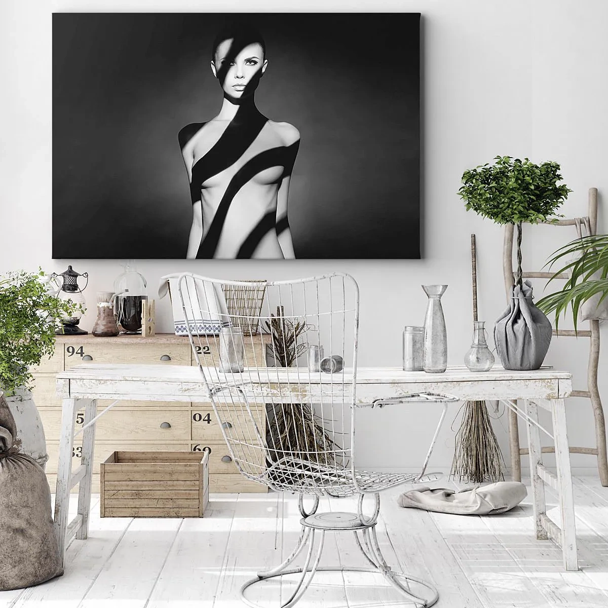 Tablou pe pânză Canvas - Portret alb-negru al unei femei în lumină și umbră - 70x50cm - La strălucire și la umbră - Decorațiune modernă pentru perete pentru living și dormitor ARTTOR