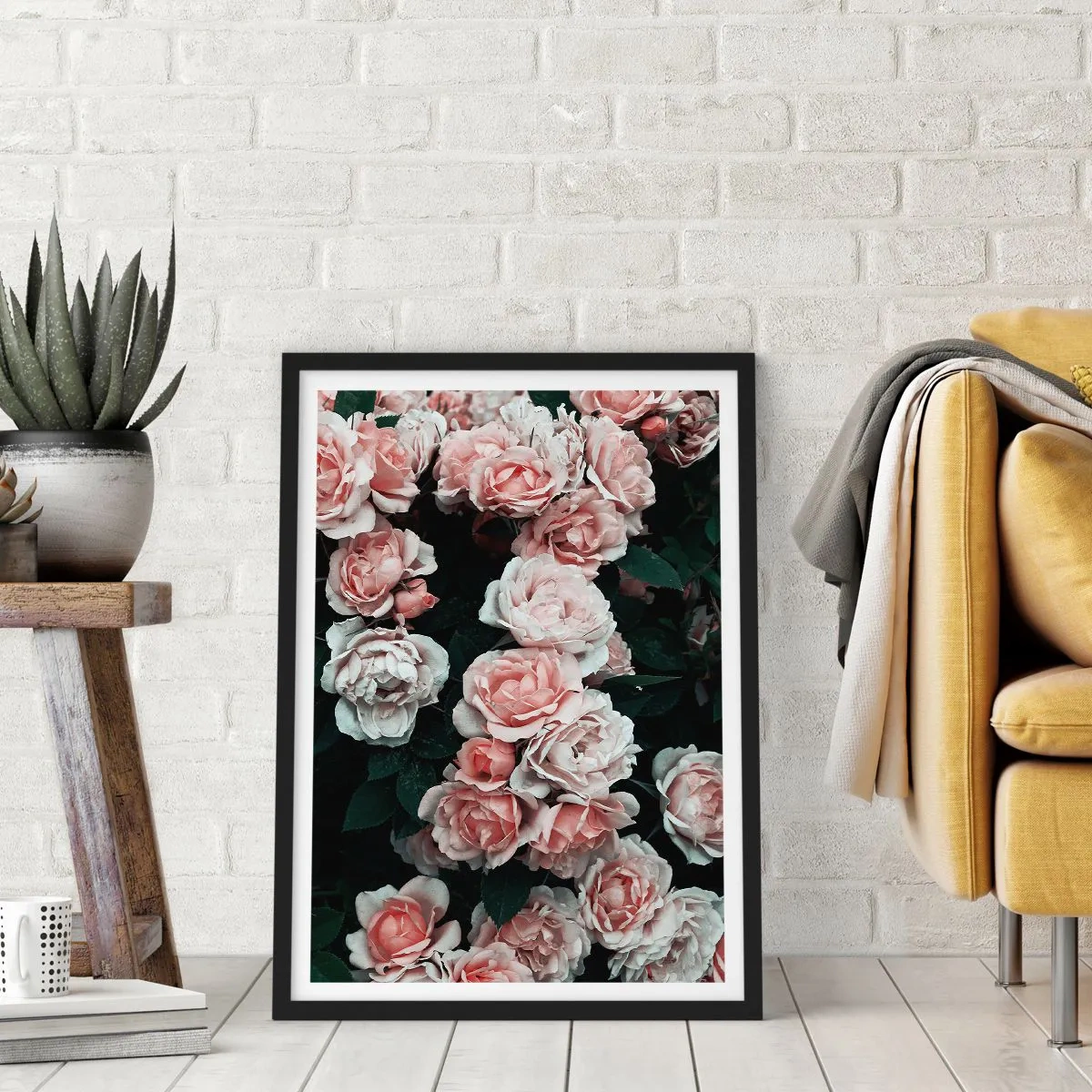 Poster în ramă neagră - Un buchet de trandafiri în nuanțe delicate de roz pe un fundal închis - 50x70cm - Ansamble de trandafiri - Decorațiune modernă pentru perete pentru living și dormitor ARTTOR
