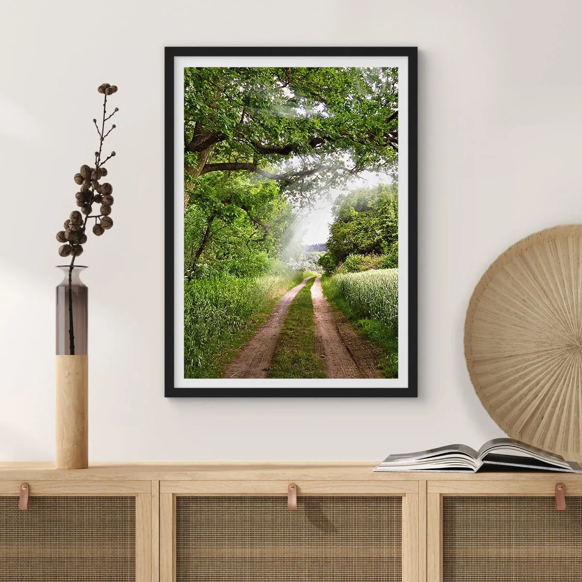 Poster în ramă neagră - Un drum de pământ umbrit, înconjurat de copaci și pajiști luxuriante - 50x70cm - Et in Arcadia ego - Decorațiune modernă pentru perete pentru living și dormitor ARTTOR