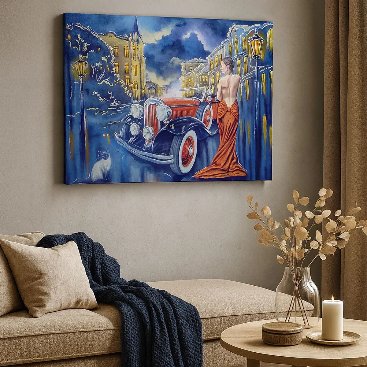 Tablou pe pânză Canvas - O femeie într-o rochie elegantă lângă o mașină retro noaptea - 70x50cm - Nocturne în albastru și coral - Decorațiune modernă pentru perete pentru living și dormitor ARTTOR