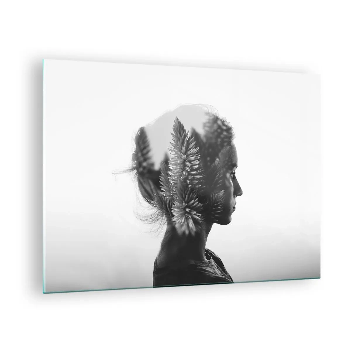 Tablou pe sticlă - O femeie în alb și negru cu un motiv de pădure de conifere suprapus - 70x50cm - Doamna din pădurea de pini - Decorațiune modernă pentru perete pentru living și dormitor ARTTOR