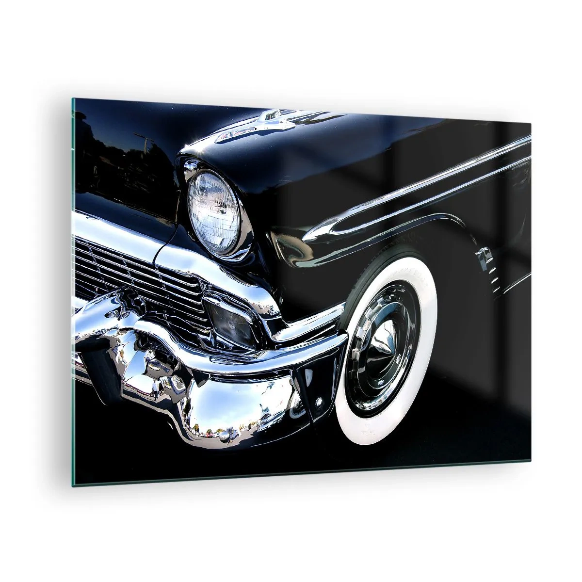 Tablou pe sticlă - Prim-plan al unei mașini negre de epocă cu detalii cromate - 70x50cm - Clasicul în argintiu, negru și alb - Decorațiune modernă pentru perete pentru living și dormitor ARTTOR