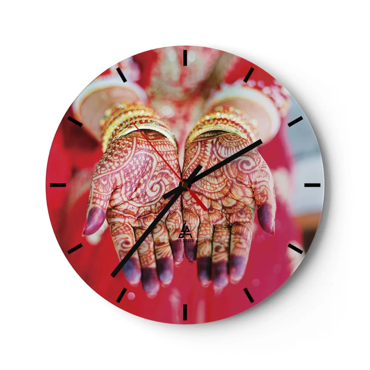 Ceas de perete - Ceas pe sticlă - Mâini decorate cu henna în ținută tradițională pe un fundal roșu - 30x30cm - Gata să prindă fericirea - Decorațiune modernă pentru perete pentru living, bucătărie și dormitor ARTTOR