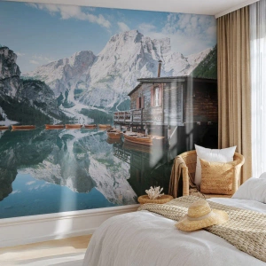 Tapet Standard Eco - O casă de lemn lângă lac, cu munți în fundal - 100x70cm - Dimineață cristalină de munte - Decorațiune modernă pentru perete pentru living și dormitor ARTTOR