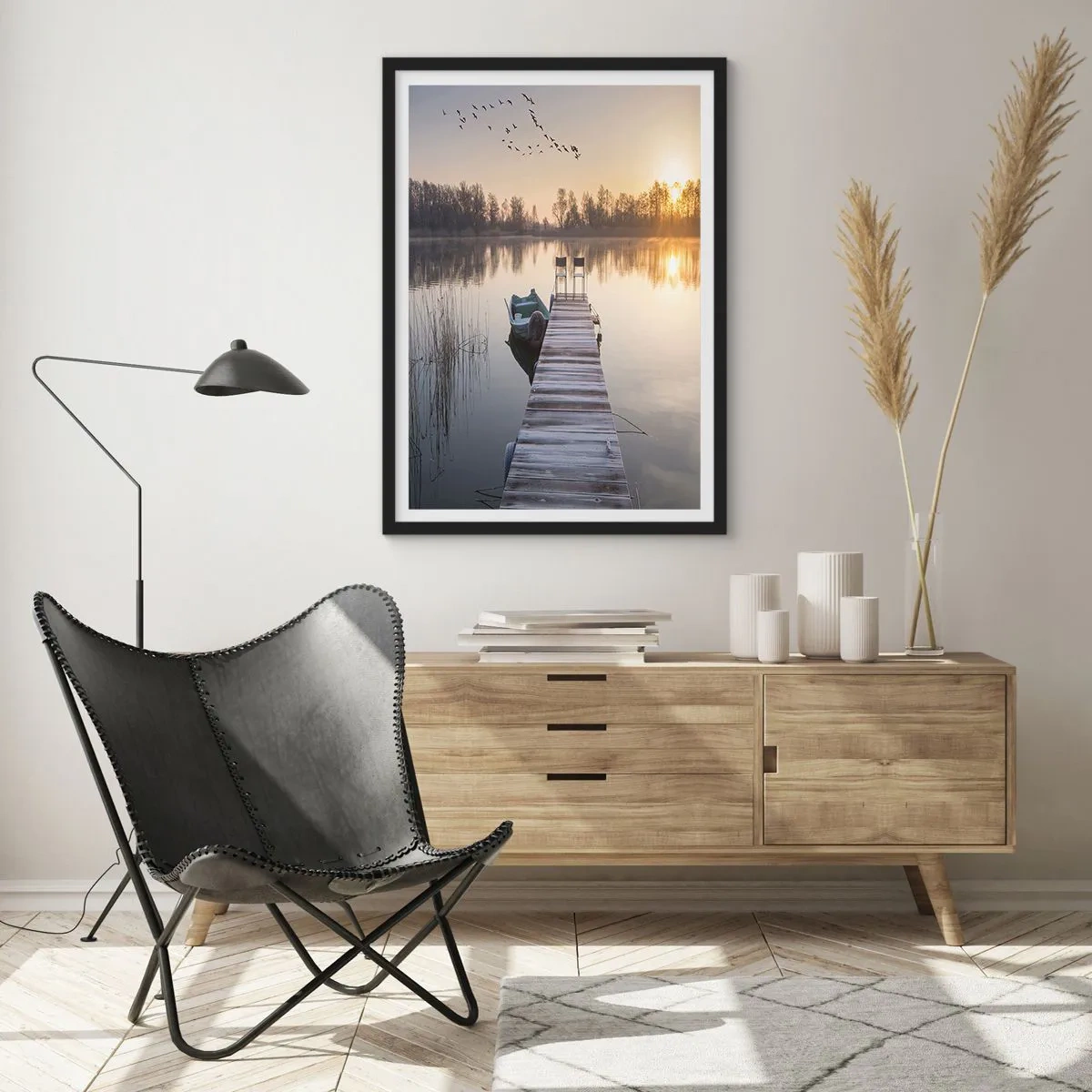 Poster în ramă neagră - Digul de pe malul lacului la răsărit - 50x70cm - O să mă întorc în curând - Decorațiune modernă pentru perete pentru living și dormitor ARTTOR
