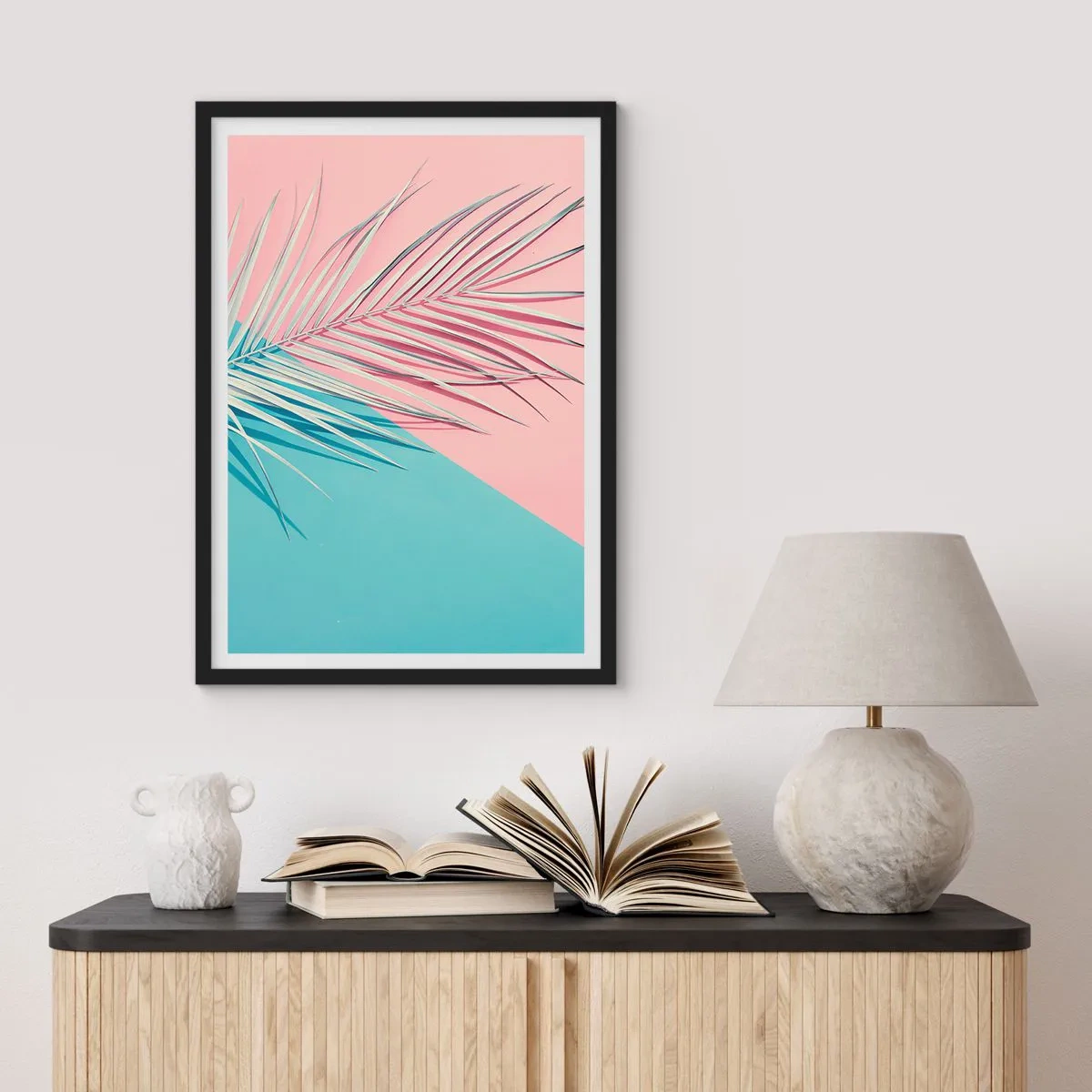 Poster în ramă neagră - Un palmier pe un fundal de culori pastelate roz și albastru - 50x70cm - Impresie tropicală - Decorațiune modernă pentru perete pentru living și dormitor ARTTOR