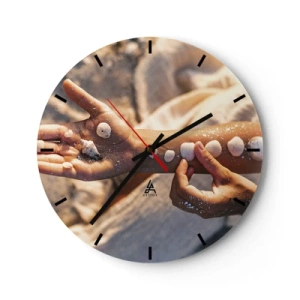 Ceas de perete - Ceas pe sticlă - Scoici așezate pe mâna unui copil pe un fundal de nisip - 30x30cm - Frumusețe la îndemână - Decorațiune modernă pentru perete pentru living, bucătărie și dormitor ARTTOR
