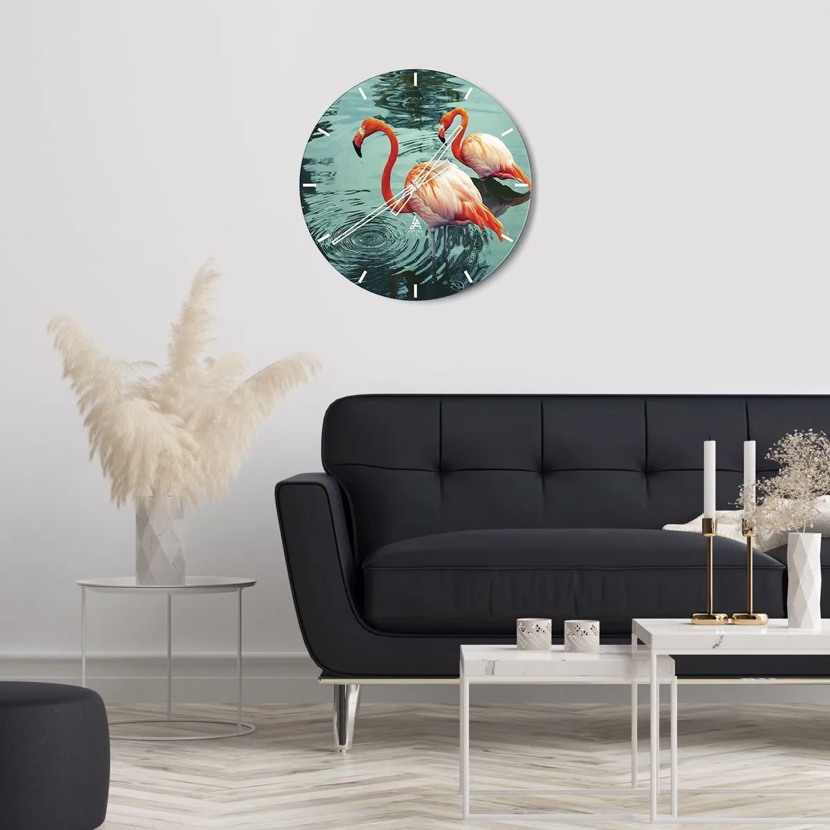 Ceas de perete - Ceas pe sticlă - Doi flamingo pe apă cu reflexia lor pe suprafața calmă - 30x30cm - Suntem bune de revistele de modă - Decorațiune modernă pentru perete pentru living, bucătărie și dormitor ARTTOR