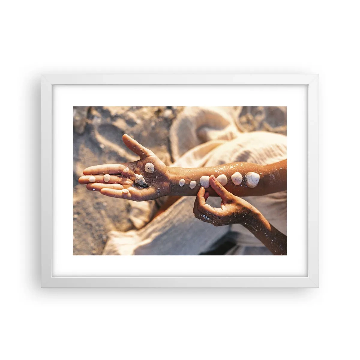 Poster în ramă albă - Frumusețe la îndemână - 40x30 cm