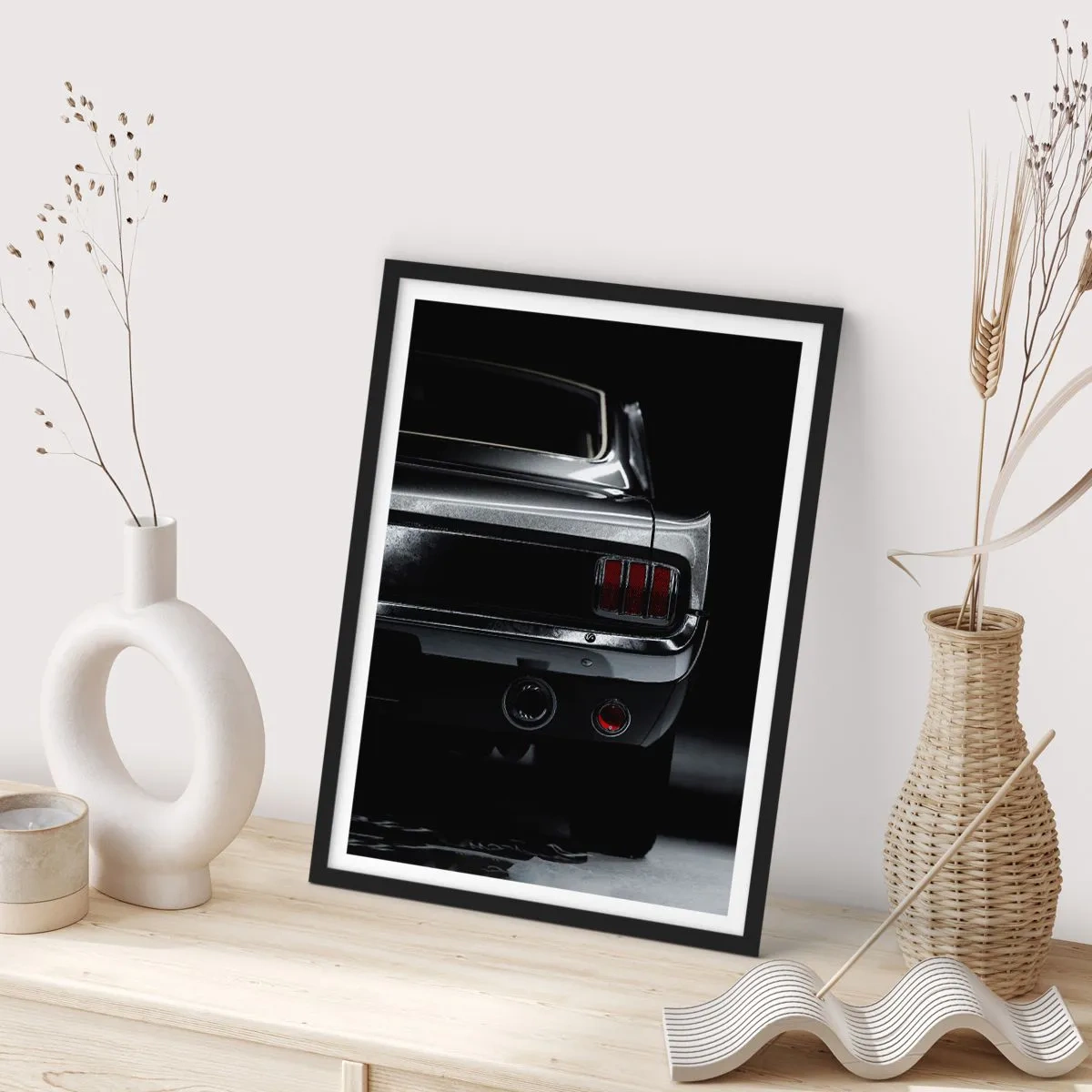 Poster în ramă neagră - O abordare elegantă a spatelui unei mașini clasice - 50x70cm - Farmecul clasicului - Decorațiune modernă pentru perete pentru living și dormitor ARTTOR
