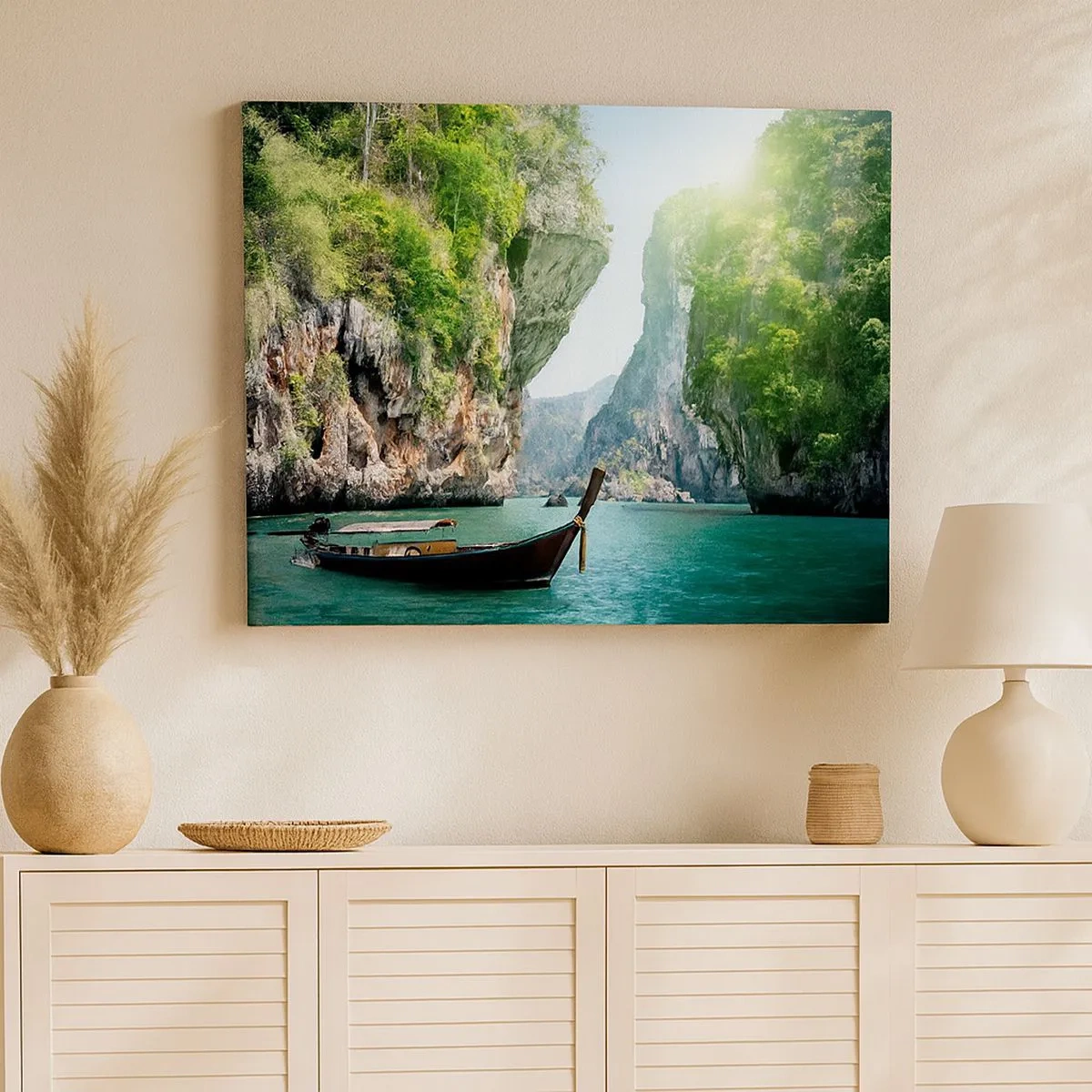 Tablou pe pânză Canvas - O barcă tradițională pe fundalul unor stânci tropicale și ape turcoaz - 70x50cm - Invitație la o călătorie exotică - Decorațiune modernă pentru perete pentru living și dormitor ARTTOR