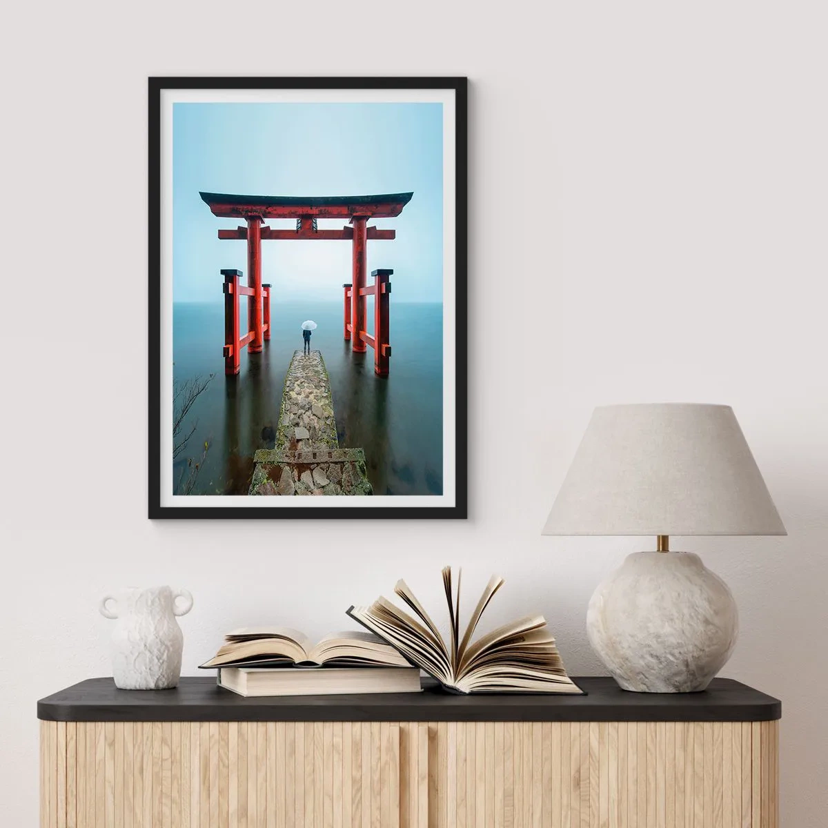 Poster în ramă neagră - Torii roșu pe fundalul apei calme și al cerului - 50x70cm - Reverie japoneză - Decorațiune modernă pentru perete pentru living și dormitor ARTTOR